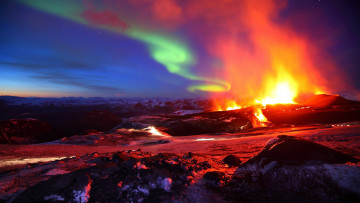 обоя природа, стихия, тучи, кратер, небо, огонь, вулкан, извержение, лава, клубы, зарево, молния, дым