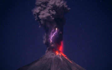 обоя природа, стихия, лава, извержение, вулкан, кратер, небо, зарево, тучи, молния, дым, клубы, пепел, огонь