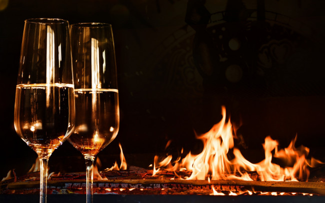 Обои картинки фото еда, напитки,  вино, ночь, decoration, fire, огонь, шампанское, камин, бокалы