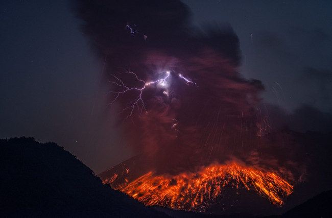 Обои картинки фото природа, стихия, пепел, дым, молния, тучи, кратер, лава, извержение, вулкан, небо, огонь, зарево, клубы