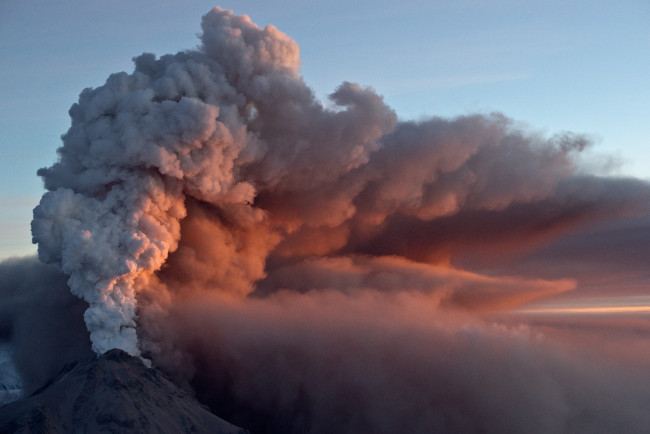 Обои картинки фото природа, стихия, кратер, небо, извержение, лава, огонь, вулкан, зарево, клубы, дым, молния, тучи