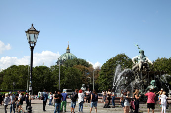 обоя города, берлин , германия, фонарь, фонтан, туристы