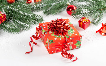 Картинка праздничные подарки+и+коробочки подарок серпантин