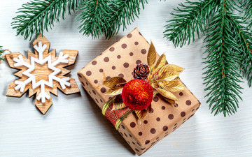 Картинка праздничные подарки+и+коробочки снежинка подарок шарик