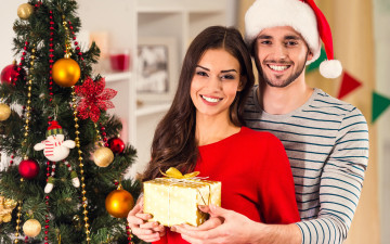 Картинка разное мужчина+женщина елка праздник подарок колпак влюбленные