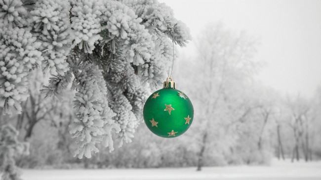 Обои картинки фото праздничные, шары, елка, шарик, снег