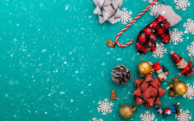 Обои картинки фото праздничные, - разное , новый год, снежинки, леденец, печенье, варежка, фигурки