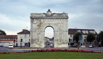 Картинка города -+памятники +скульптуры +арт-объекты франция шампань арка город клумба
