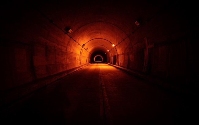 Обои картинки фото разное, сооружения,  постройки, туннель, свет, в, конце, туннеля, темный, автомобильный, бетонная, дорога
