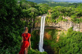 Картинка девушки -+брюнетки +шатенки лес водопад шатенка красное платье
