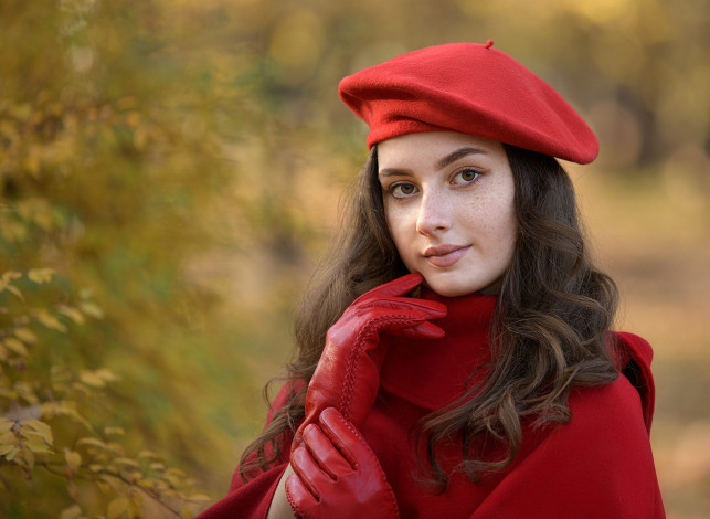 Обои картинки фото девушки, - лица,  портреты, шатенка, красный, берет, перчатки, пальто, веснушки
