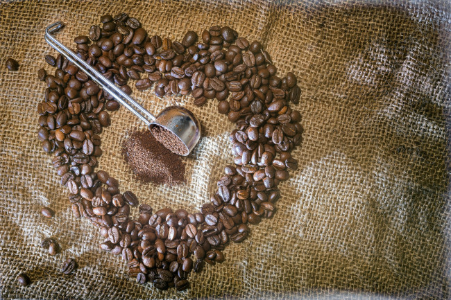 Обои картинки фото еда, кофе,  кофейные зёрна, зерна, порошок, сердечко, мешковина, черпак