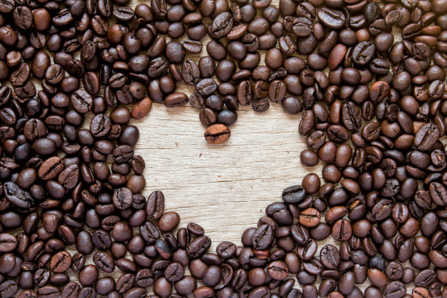 Обои картинки фото еда, кофе,  кофейные зёрна, зерна, сердечко