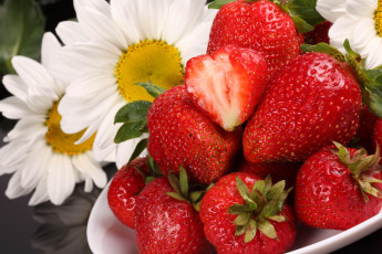 Картинка еда клубника земляника ягоды витамины ромашки
