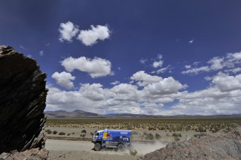 Картинка спорт авторалли грузовик ралли дакар red bull синий dakar облака камаз