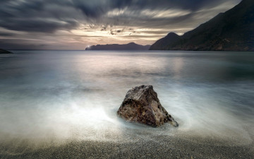 Картинка природа побережье пляж океан камень дымка