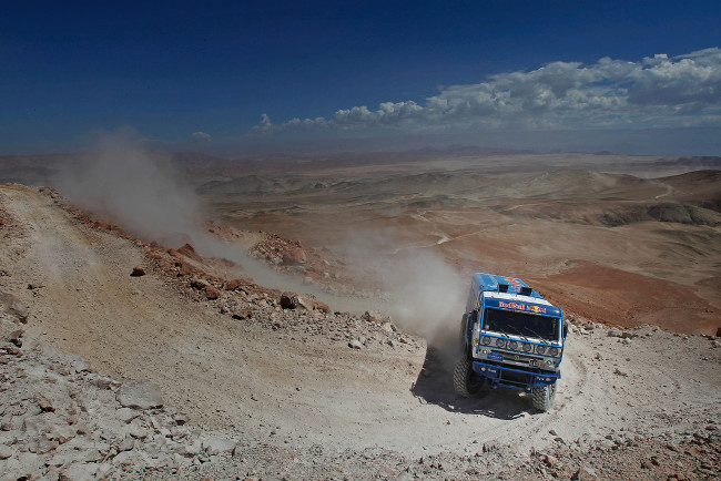 Обои картинки фото спорт, авторалли, пыль, камни, камаз, rally, ралли, dakar, дакар, пустыня, песок, грузовик, redbull, горы, поворот, даль