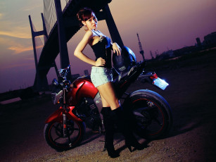 обоя мотоциклы, мото с девушкой, шлем, мост, шорты, сапоги, мотоцикл, азиатка, девушка