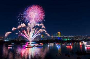 Картинка города токио+ Япония фейерверк город ночь река лодки мост