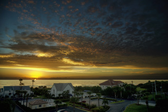 Картинка города -+пейзажи солнце дома небо пальмы деревья облака море закат