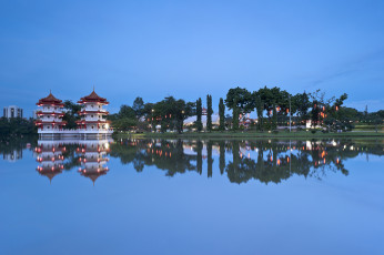 Картинка города сингапур+ сингапур отражение небо озеро деревья архитектура вечер синее китайский сад singapore город-государство chinese garden