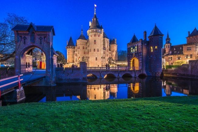 Обои картинки фото castle de haar нидерланды, города, замки нидерландов, огни, нидерланды, ночь, пруд, de, haar, castle