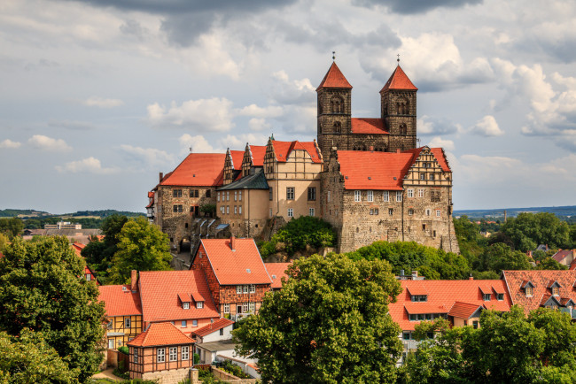 Обои картинки фото old town of quedlinburg , germany,  unesco world heritage, города, замки германии, замок, башни, стены