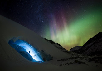 Картинка природа северное+сияние ночь небо скалы горы пищера звезды лёд снег северное сияние свет человек