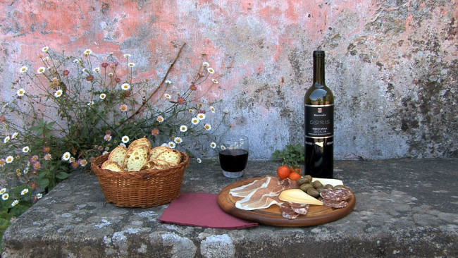 Обои картинки фото еда, разное, сыр, оливки, хлеб, вино, колбаса