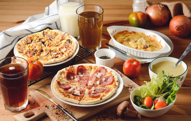 Обои картинки фото еда, пицца, стол