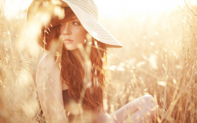 Обои картинки фото девушки, -unsort , рыжеволосые и другие, трава, рыжая, шляпа