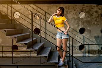 Картинка девушки -+азиатки лестница азиатка майка шорты