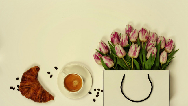 Обои картинки фото еда, кофе,  кофейные зёрна, букет, тюльпаны, зерна, круассан