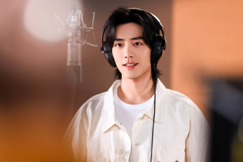 Картинка мужчины xiao+zhan актер рубашка наушники микрофон студия