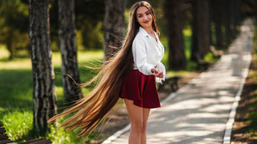 Картинка девушки -+брюнетки +шатенки девушка длинные волосы парк смотрит на зрителя