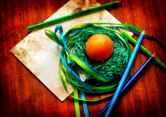 обоя праздничные, пасха, easter, праздник, яйцо, гнездо, карандаши, ленты, дерево, бумага