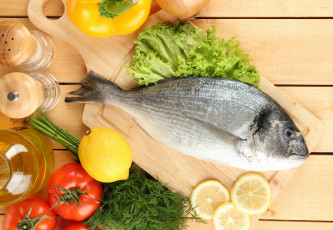 обоя еда, рыба,  морепродукты,  суши,  роллы, зелень, чеснок, помидоры, лимон