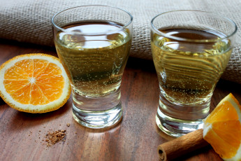 Картинка еда напитки дольки апельсина рюмки алкоголь