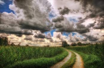 обоя природа, дороги, облака, дорога, трава, поле