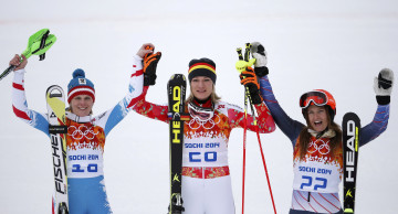 Картинка спорт лыжный+спорт лыжи победители снег женщины лыжницы олимпиада сочи радость палки