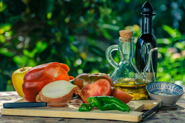 Обои картинки фото еда, натюрморт, доска, овощи, нож, бутылка, масло, яблоко