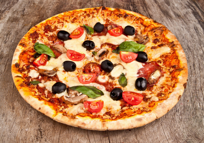 Обои картинки фото еда, пицца, зелень, оливки, начинка
