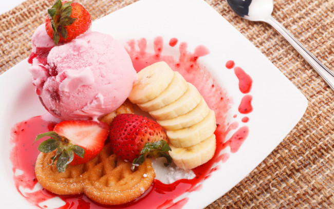 Обои картинки фото еда, мороженое,  десерты, варенье, банан, клубника, десерт, ice, cream, strawberry, dessert
