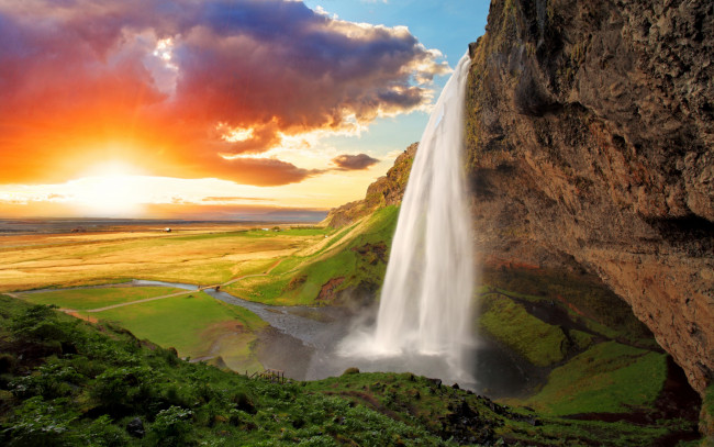 Обои картинки фото природа, водопады, перила, склон, река, дом, долина, солнце, облака, водопад