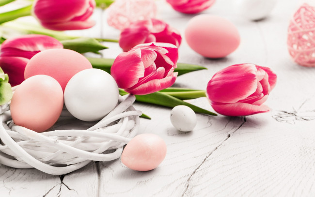 Обои картинки фото праздничные, пасха, тюльпаны, цветы, flowers, tulips, happy, яйца, крашеные, eggs, spring, easter, wood, pink, decoration, весна