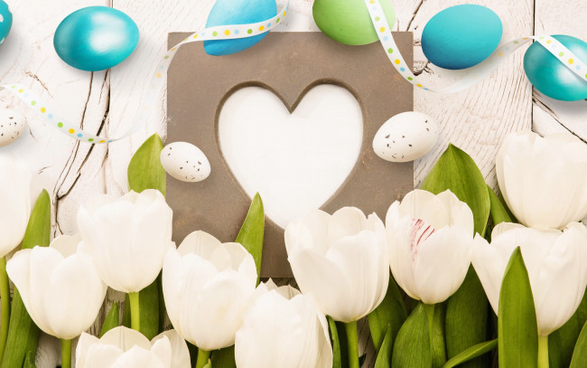 Обои картинки фото праздничные, пасха, яйца, крашеные, wood, easter, тюльпаны, tulips, сердечки, hearts, happy, decoration, весна, цветы, spring, flowers, eggs