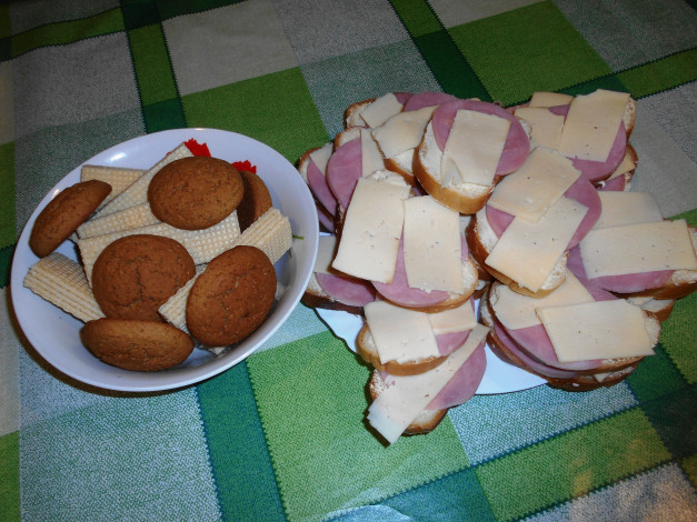 Обои картинки фото еда, бутерброды,  гамбургеры,  канапе, печенье, вафли, хлеб, колбаса, сыр