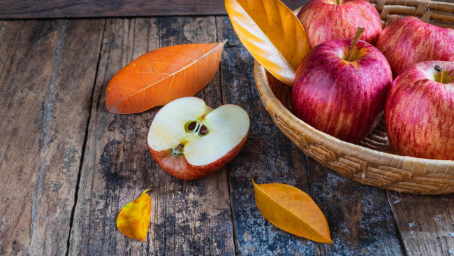 Обои картинки фото еда, яблоки, листья, краснобокие