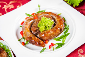 Картинка еда колбасные+изделия жареная колбаса зеленый лук