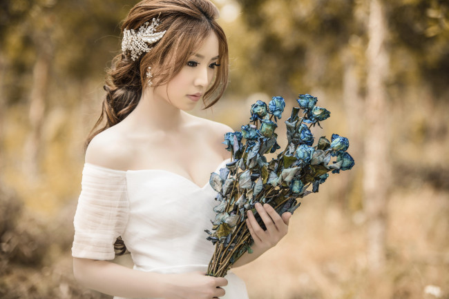 Обои картинки фото девушки, - азиатки, азиатка, декольте, сухие, розы